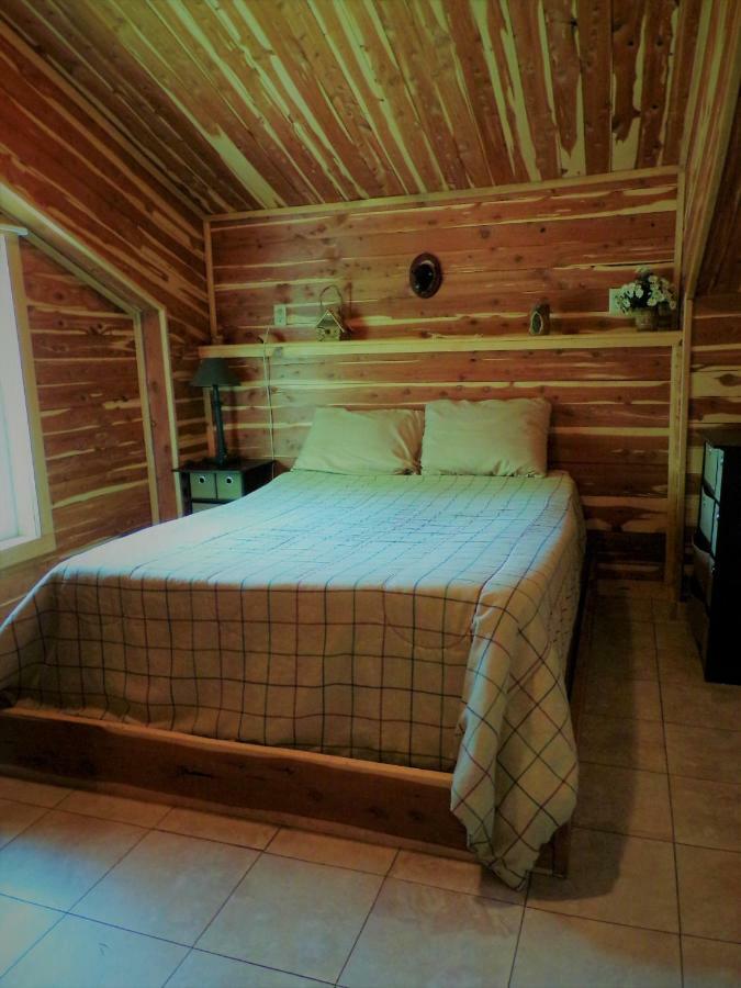 Cedar Cabin Located On A Buffalo Farm Marshall Exterior foto